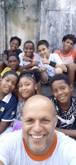 Fundador em confraternização com alunos do Instituto Viver Cassange