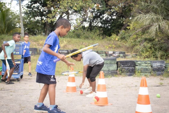 Alunos em atividade de tênis de campo