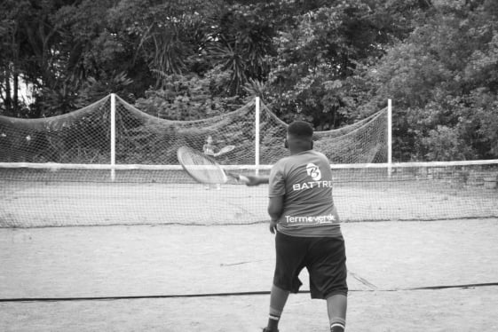 Aluno participando do Torneio de Tênis do Cassange