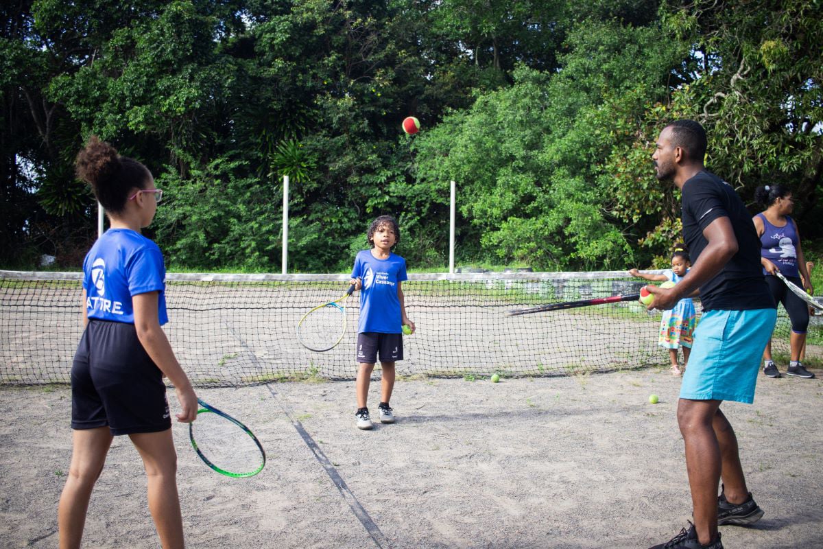 Professor Weslei em atividade com os alunos de tênis de campo