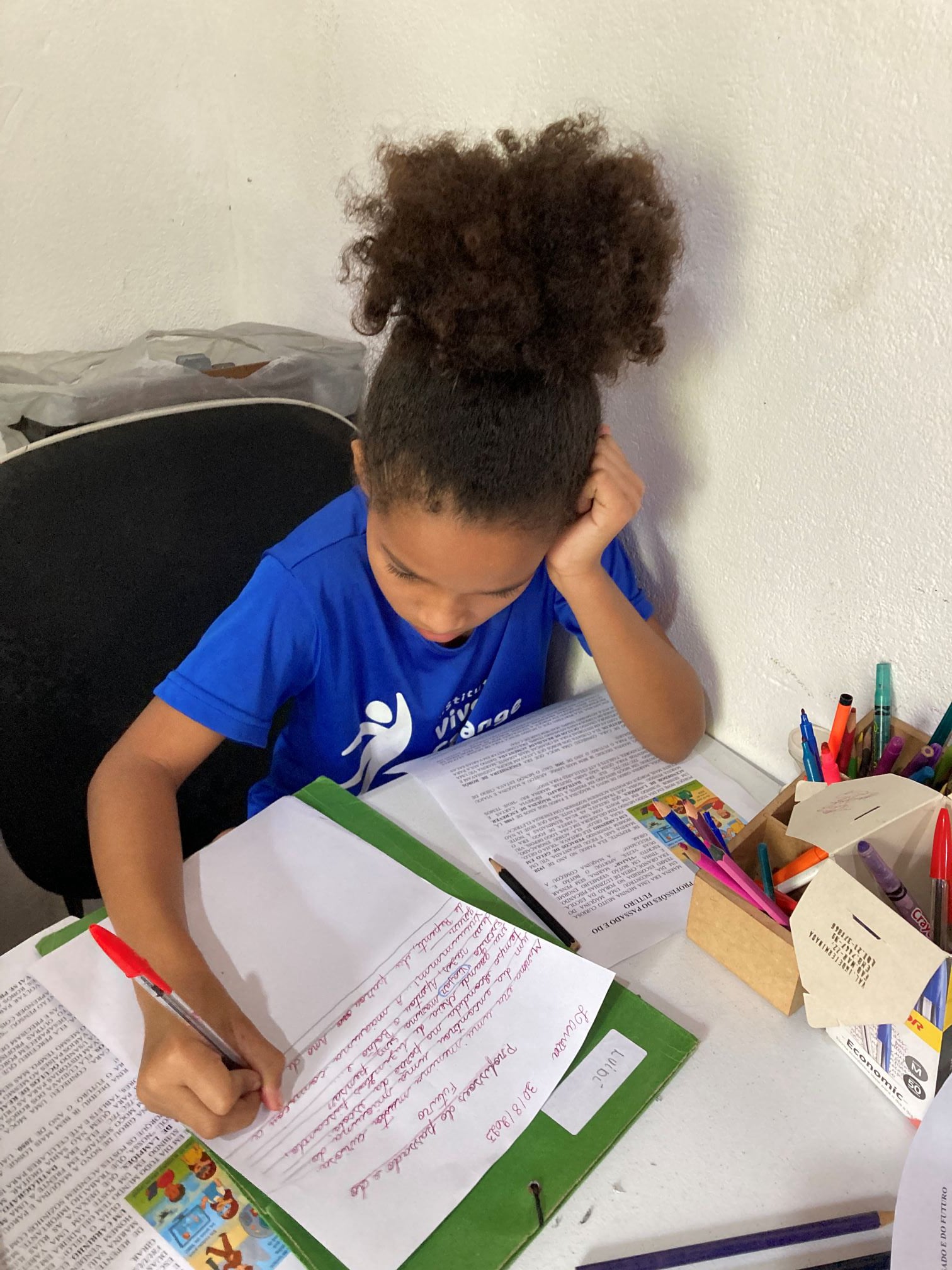 Aluna em atividade do módulo Caminhos Literários