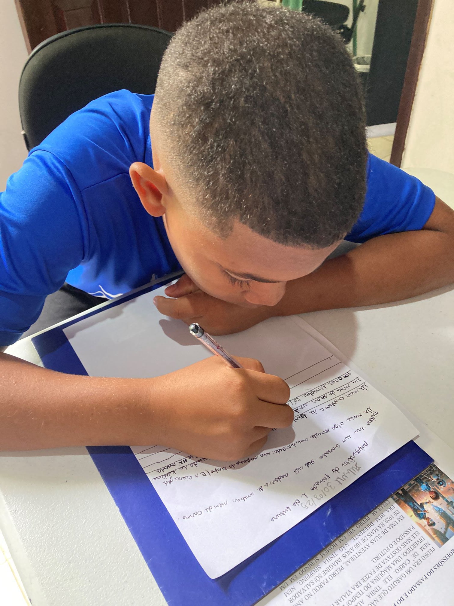 Aluno em atividade do módulo Caminhos Literários