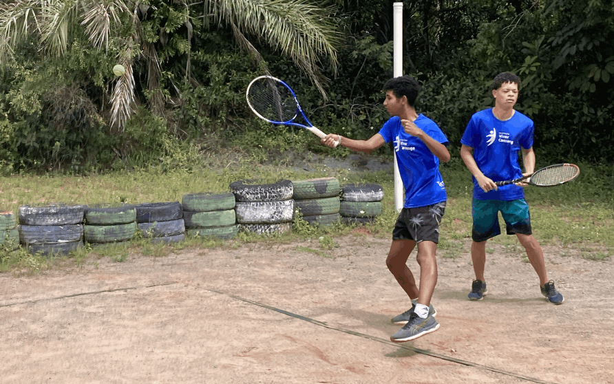 Aluno em treinamento de tênis de campo 