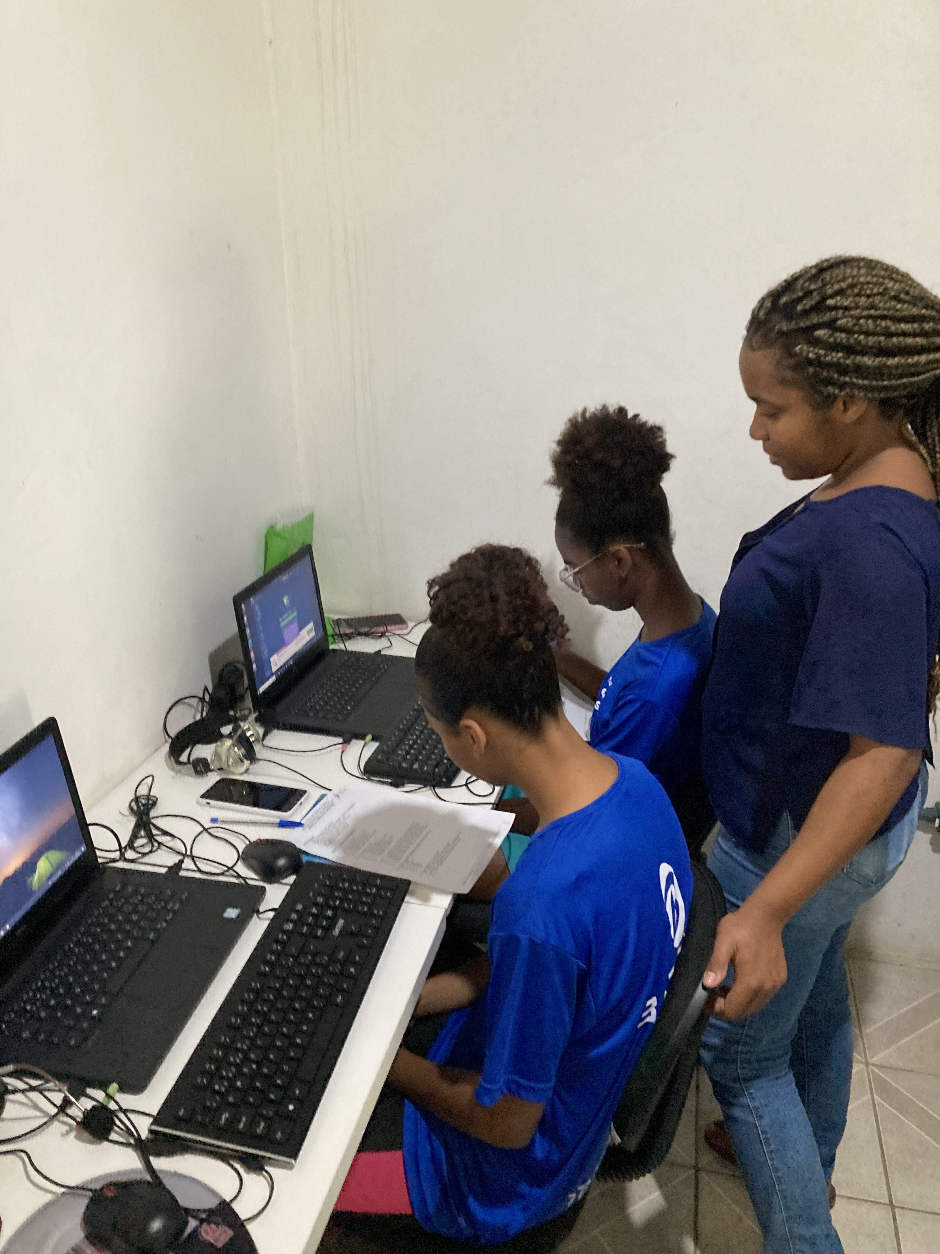 Alunas do módulo de Qualificação em curso de Informática Básica